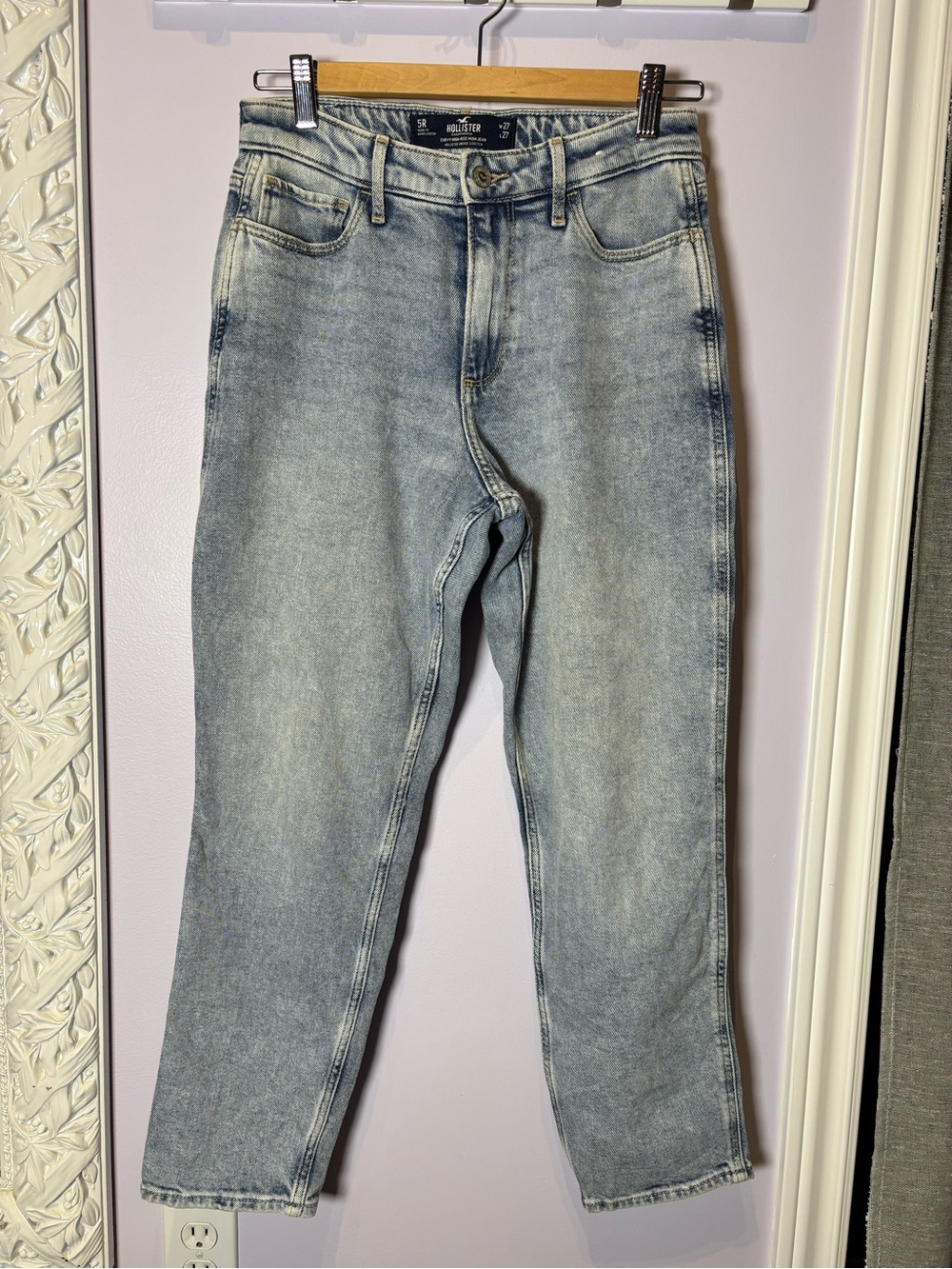 Hollister Curvy High-Rise Mom Jean Light Blue Wash Size W27 L27